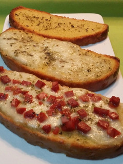 Una foto de Surtido de pan con ajo