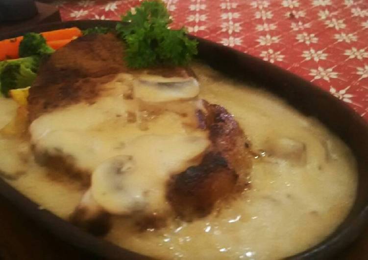 Cara Gampang Menyiapkan Sirloin Steak with Mushroom sauce yang Enak
