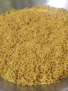 बेसन सेव (besan sev recipe in Hindi) रेसिपी मुख्य फोटो