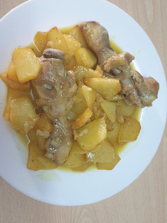 Una foto de Muslos de pollo al ajillo con patatas