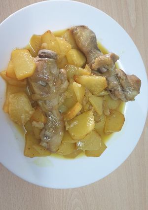 Una foto de Muslos de pollo al ajillo con patatas