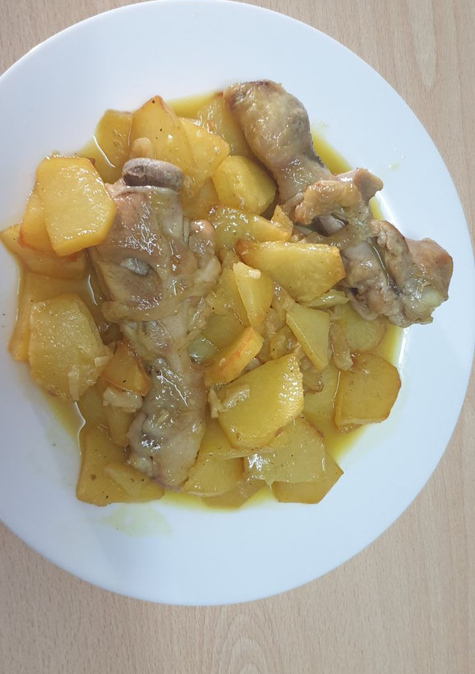 Una foto de Muslos de pollo al ajillo con patatas