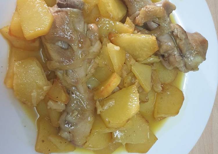 Muslos de pollo al ajillo con patatas