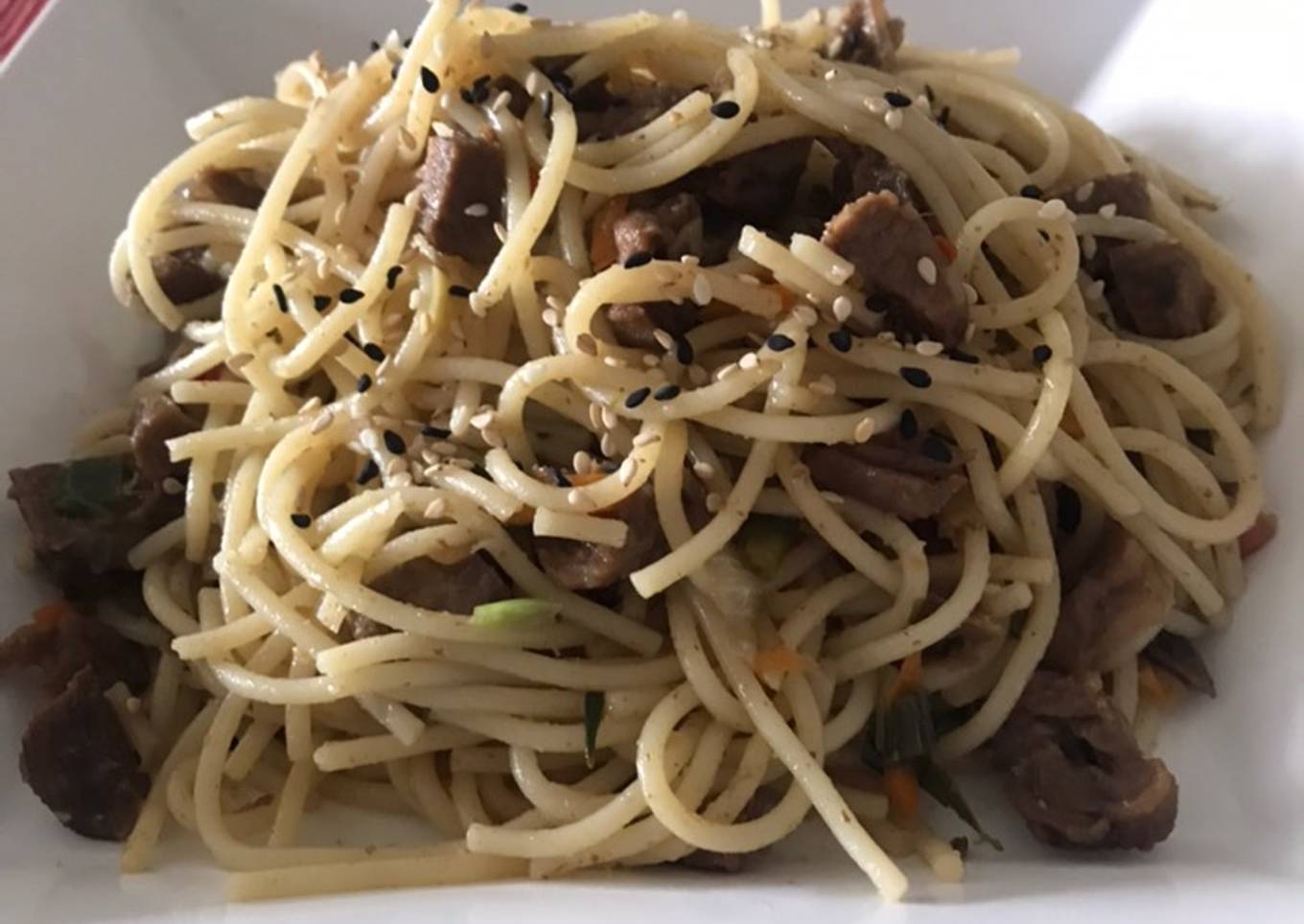 Fideos con lomito al jengibre. Estilo asiático