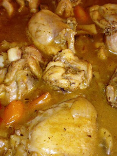 Una foto de Pollo a la naranja con manzanas pochadas, zanahorias y champiñones