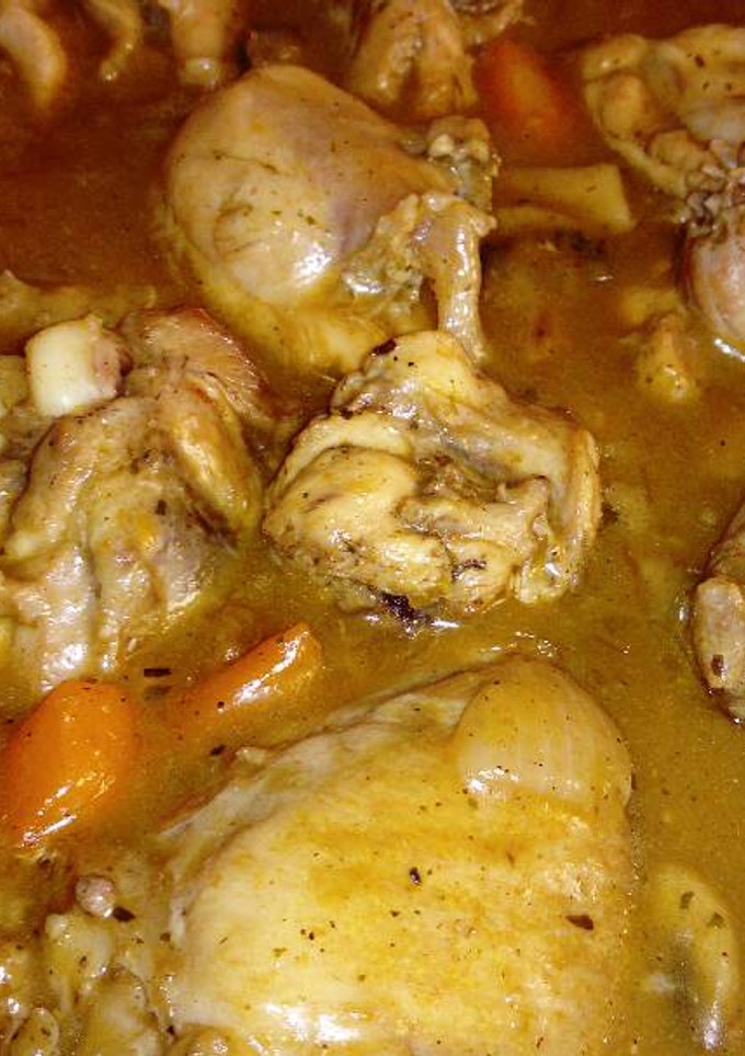 Una foto de Pollo a la naranja con manzanas pochadas, zanahorias y champiñones