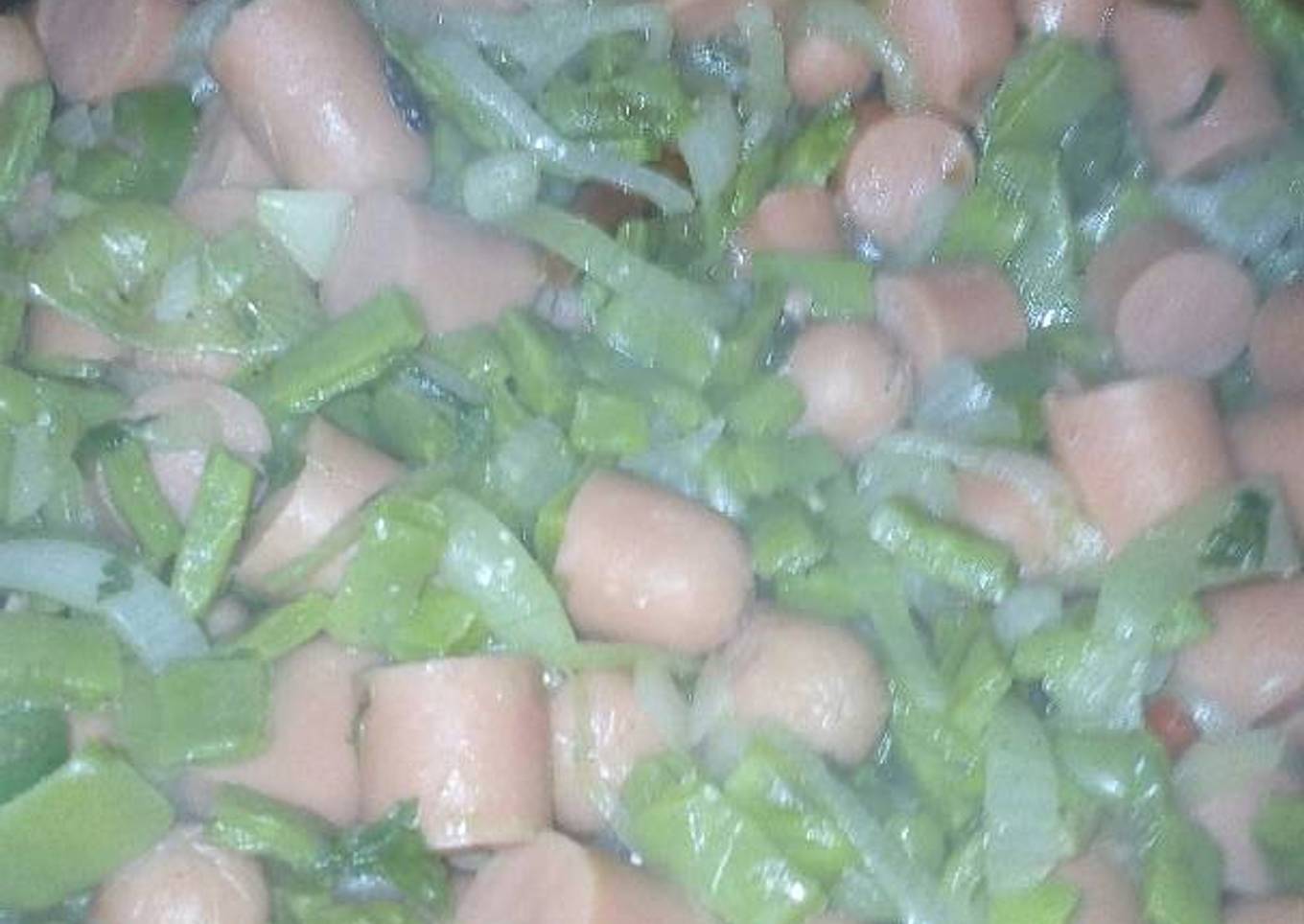 Nopales encebollados con salchichas