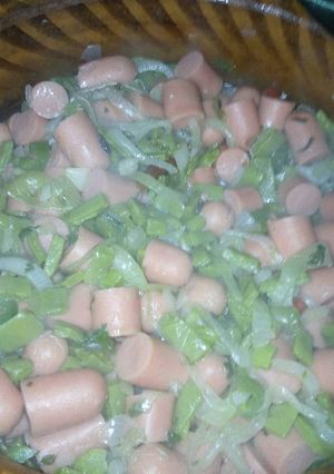Una foto de Nopales encebollados con salchichas