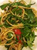 Spaghetti in padella 1 cipollotto acciughe e rucola