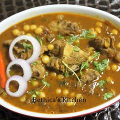 A picture of Chicken Peas Curry.