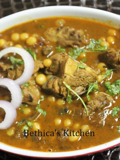 A picture of Chicken Peas Curry.