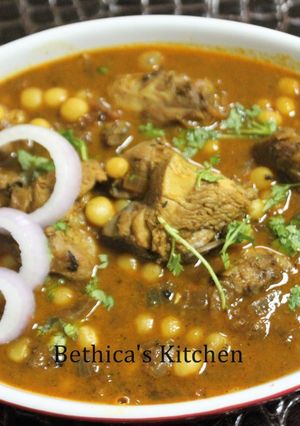 A picture of Chicken Peas Curry.