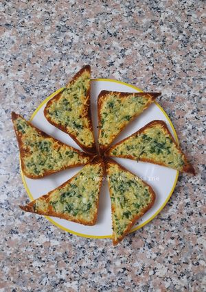 Une photo de Tartine à l'ail, fromage et persil