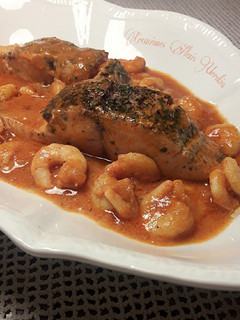 Una foto de Cazuela de bonito del estrecho con gambas a la imperial