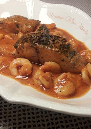 Una foto de Cazuela de bonito del estrecho con gambas a la imperial