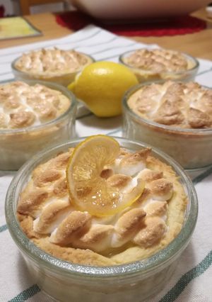 Foto di Crostatine al limone con meringa all'italiana