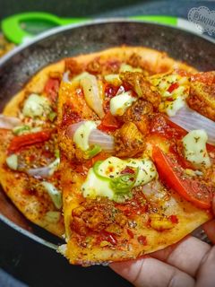 চিকেন পিজ্জা উইদাউট ওভেন (Chicken pizza without oven recipe in bengali) রেসিপির প্রধান ছবি