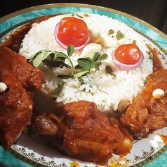 A picture of White rice boiled with cloves.