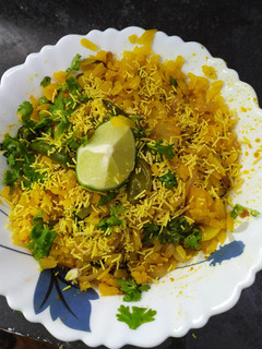 कांदे पोहे (kande pohe recipe in marathi) रेसिपी चे मुख्य फोटो