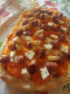 Foto di Pinsa con salsiccia, crema di zucca e roquefort