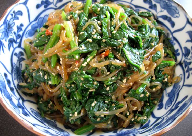 Steps to Make Quick Spicy ‘Goma-ae’ Spinach