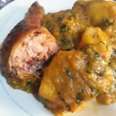 A picture of Potato porriage with grilled chicken.