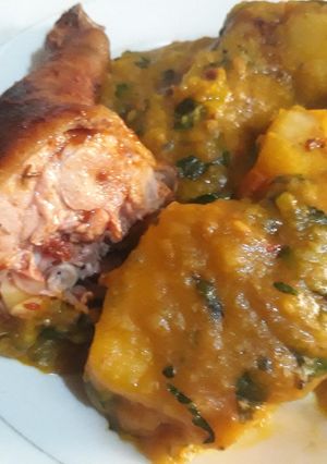 A picture of Potato porriage with grilled chicken.