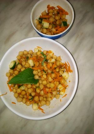 A picture of Chickpeas salad.