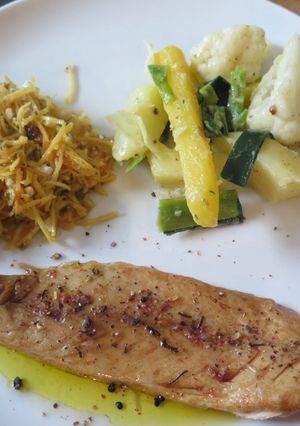 Une photo de Julienne de légumes, salade fraîche et filets de maquereau