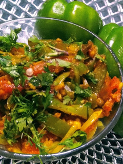 सिमला मिरची टोमॅटो भाजी (shimla mirchi tomato bhaji recipe in marathi) रेसिपी चे मुख्य फोटो