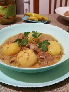 Una foto de Guiso de patatas con carne de cerdo