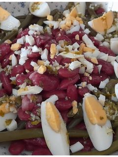 Una foto de Ensalada de alubias rojas y judías verdes