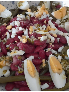 Una foto de Ensalada de alubias rojas y judías verdes
