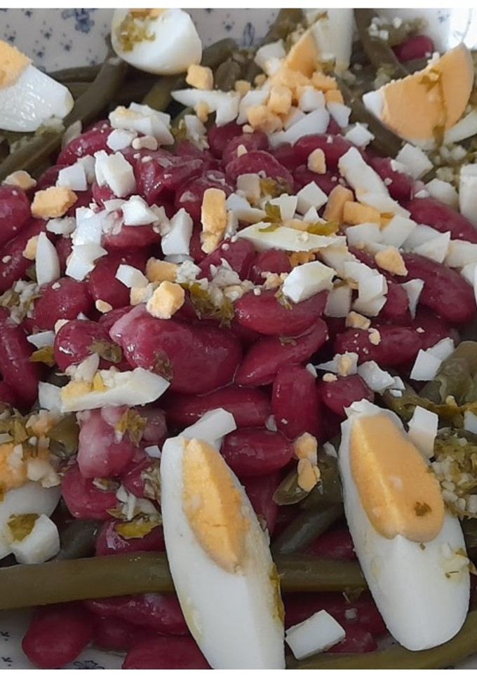 Una foto de Ensalada de alubias rojas y judías verdes