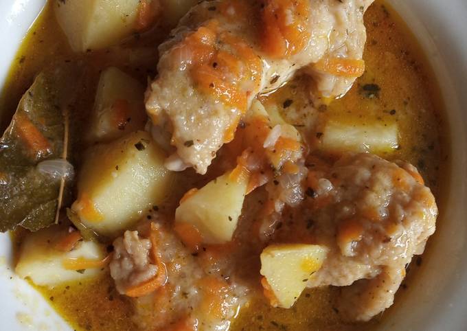 Быстрый ужин из куриных крылышек и картофеля