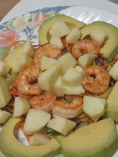 Una foto de Ensalada de langostinos, aguacate y manzana