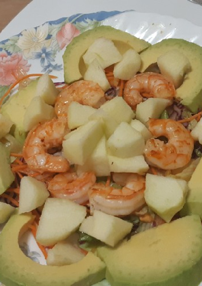 Una foto de Ensalada de langostinos, aguacate y manzana