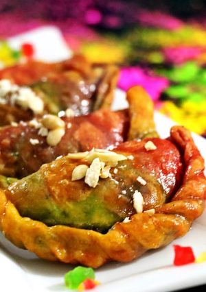 A picture of Tri colour mawa Gujiya.