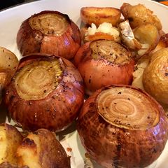 A picture of Whole Roasted Onions.