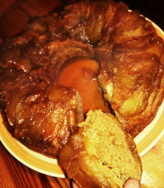 Una foto de Torta integral invertida de manzana