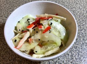 Una foto de Sunomono de Surimi y Pepino ~Ensalada a la Vinagreta Estilo Japonés~