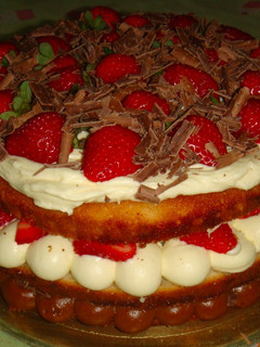 Una foto de Torta aniversario de frutillas fácil con crema y dulce de leche