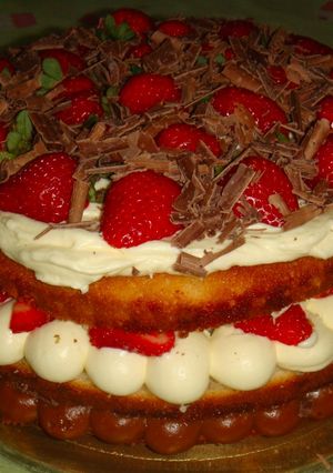 Una foto de Torta aniversario de frutillas fácil con crema y dulce de leche
