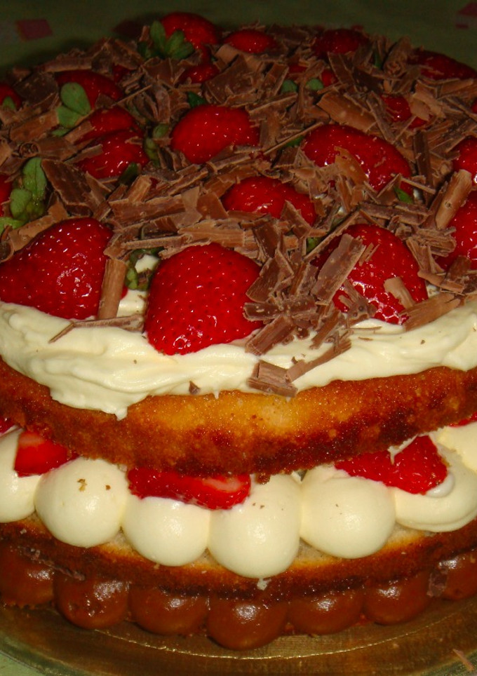 Una foto de Torta aniversario de frutillas fácil con crema y dulce de leche