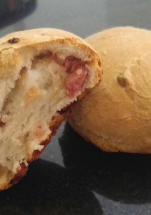 Una foto de Panes saborizados con aceitunas, jamón, queso y salame