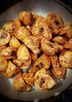 A picture of Simply sauteed mushrooms.