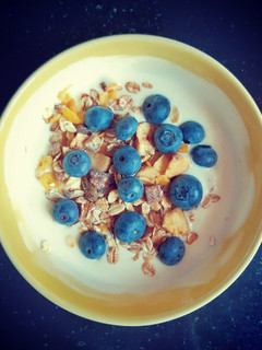 Una foto de Desayuno de yogurt natural con coco, con arándanos y muesli