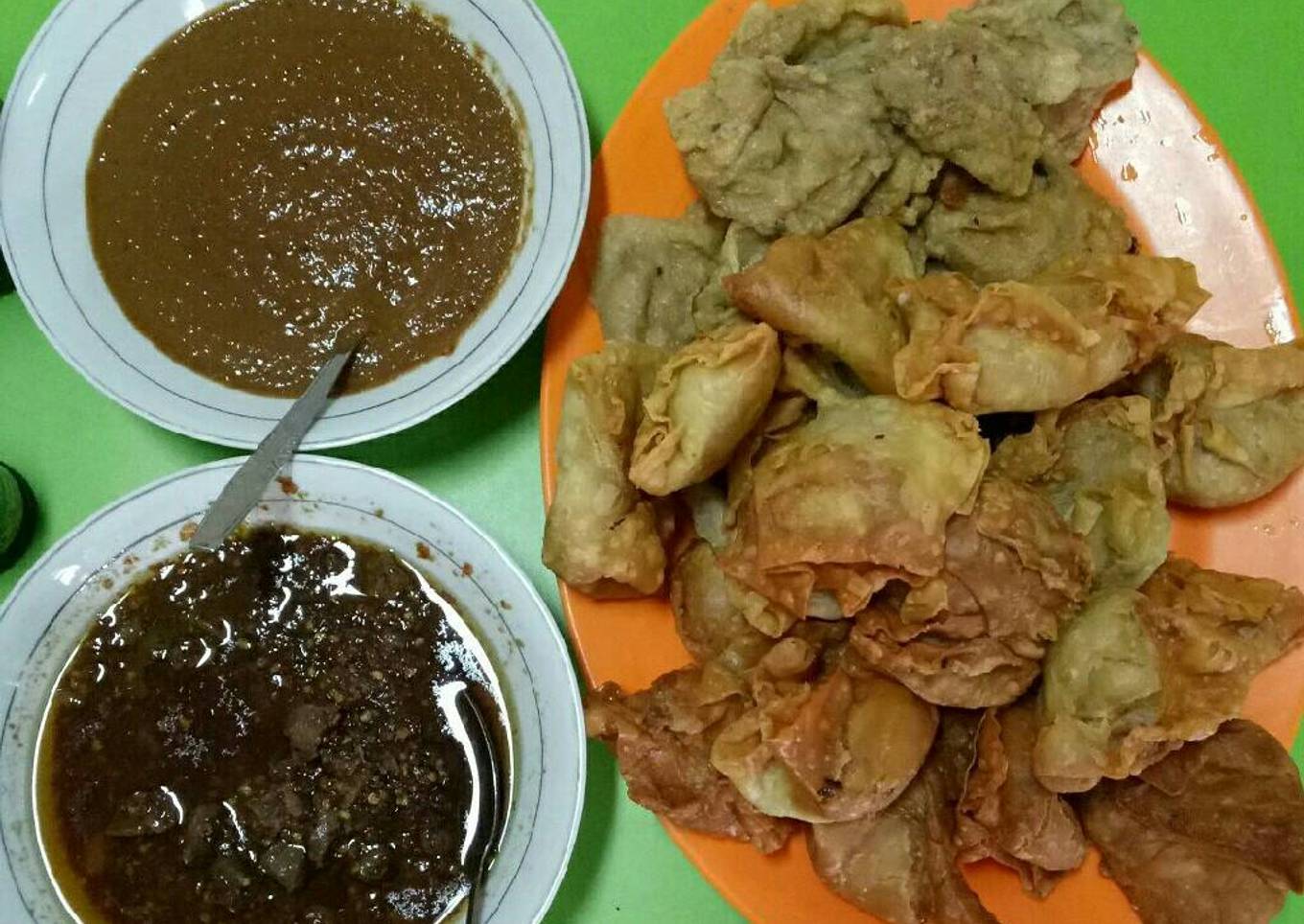 Batagor +pangsit goreng dan sambal kacang + sambal goreng hati