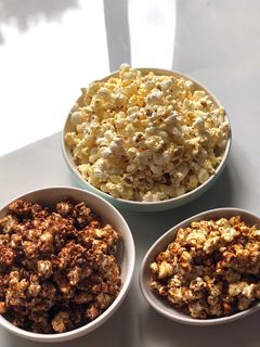 Hình của món Bắp rang bơ ba vị: bơ mặn, chocolate, caramel.