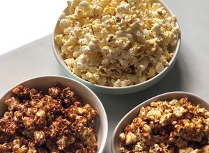 Hình của món Bắp rang bơ ba vị: bơ mặn, chocolate, caramel.